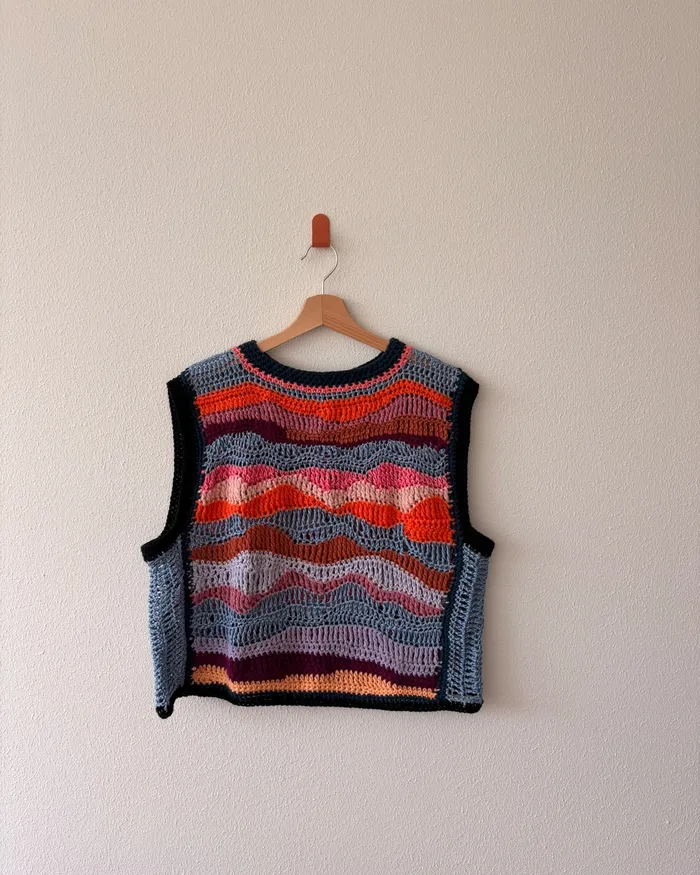 The same Baía dos Golfinhos vest, its other side, in wave stripes