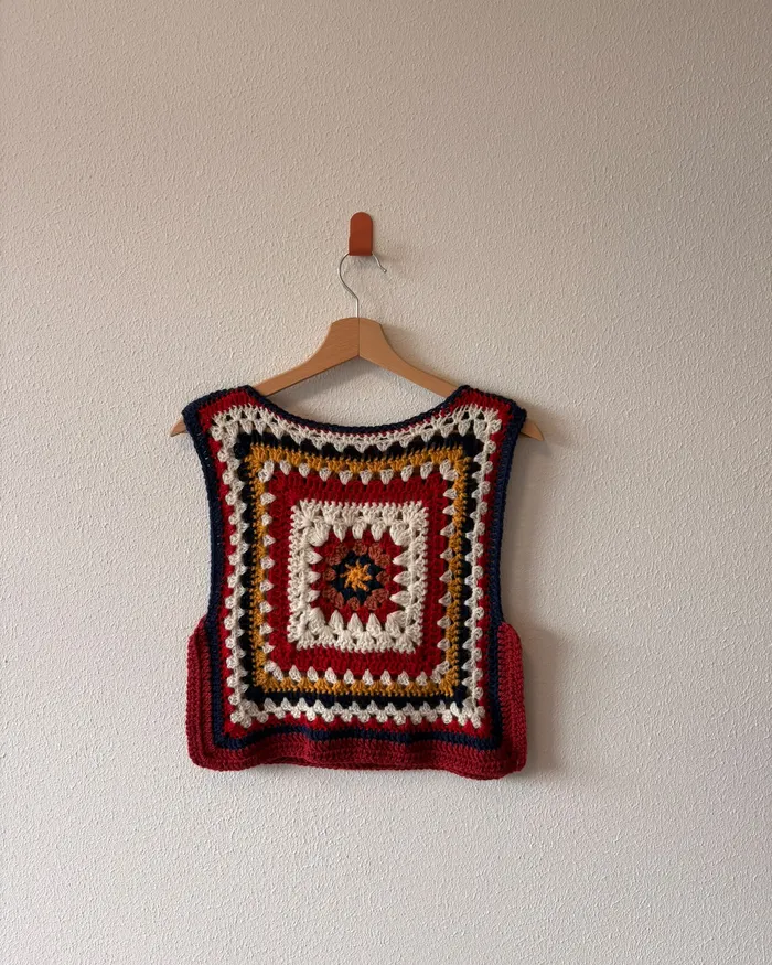 The same Maresia vest, its other side, worked in a different pattern