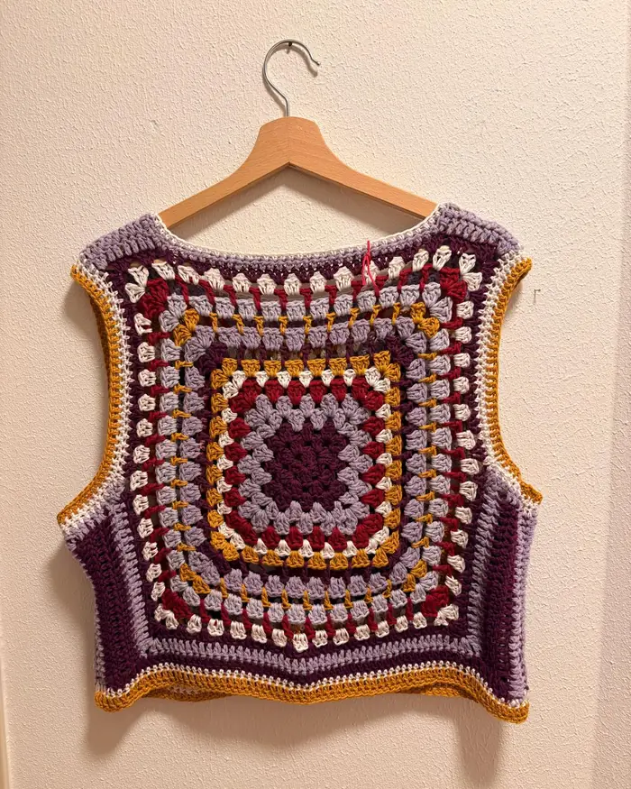 The same Fuga vest, its other side, worked in a different pattern
